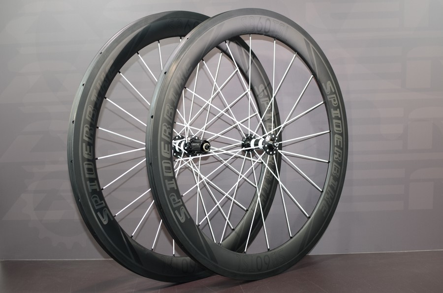 C'est une photo d'une paire de roues artisanales en carbone à boyaux. C'est des roues de vélo de route haut de gamme.