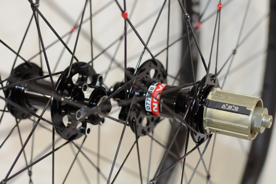 C'est une photo des moyeux et de la roue libre de la roue artisanale en carbone VTT 27.5" de Spiderbike.